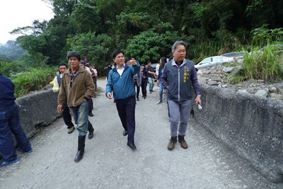 視察和平區東卯溪過水路面工程  林市長：提供民眾一條安全回家的路