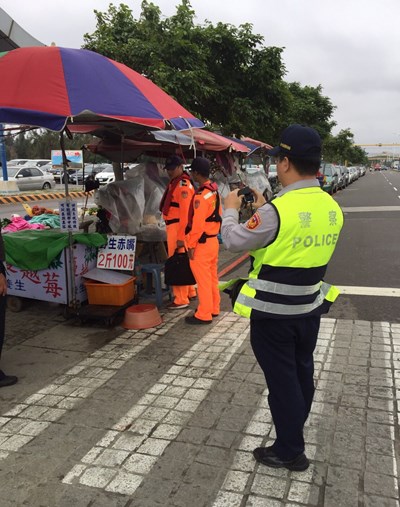 解決梧棲漁市交通亂象 中市府加強取締違法攤商
