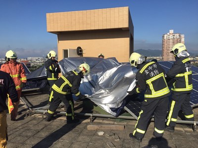因應綠能潮流 中市消防局舉行太陽能面板災害搶救訓練