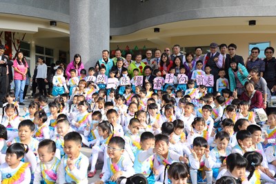 大同國小活動中心及幼兒園校舍落成 林市長與小朋友蓋手印歡喜慶祝