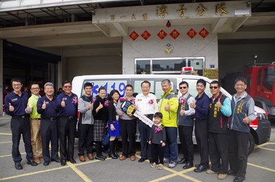 完成母親遺願 游金文捐救護車「萬成阿環紀念號」及裝備給中市消防局