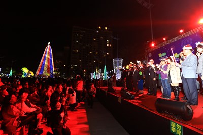 中市耶誕嘉年華遊樂園今晚啟動 民眾湧入中市府台灣大道廣場歡度耶誕