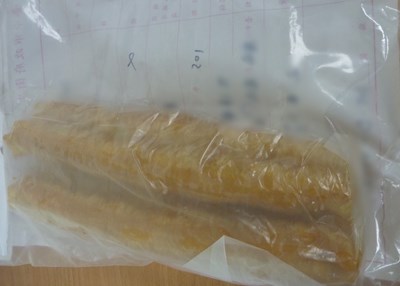 中市府聯合檢警共同查獲早餐店用工業用明礬製油條   違規油條下架銷毀