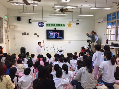 全台首創科學教育 台中五權非營利幼兒園生與NASA太空人視訊互動