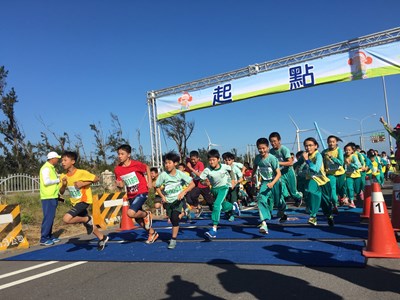 中市國小普及化運動路跑競賽 四千多名師生高美溼地開跑