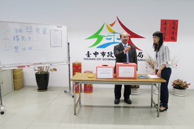 熱心消費者參加禮券健檢查獲違規業者  中市府抽住宿券致贈感謝