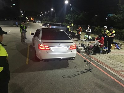 中市環警監聯合取締非法改裝車 開罰不合格17輛