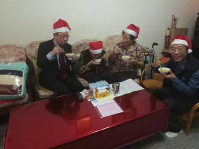 靜宜大學贈3千份非基改冷凍粥品給獨居長者 社會局感謝愛心