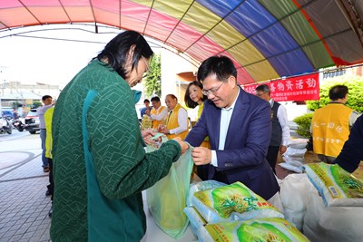 林市長發放愛心物資 盼拋磚引玉關懷弱勢族群