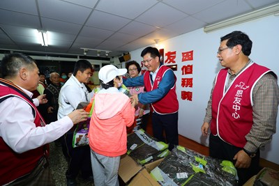 林市長平安夜探訪恩友中心 發放保暖物資助弱勢民眾度過寒冬