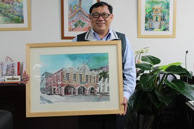 中區區長義賣親筆畫作 盼各界關注老人居家照顧