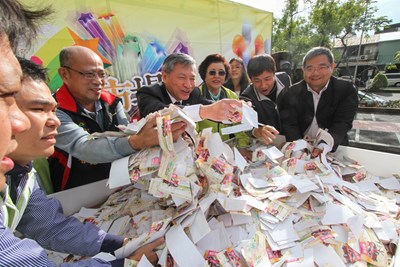 經發局市場嘉年華 張副市長抽出價值45萬元汽車大獎得主