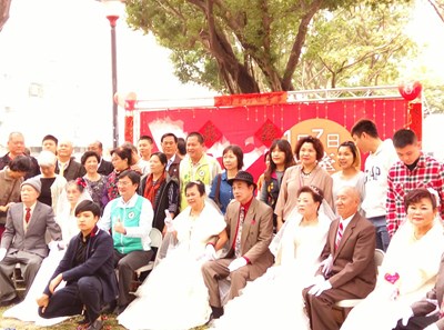 阿嬤披白紗再嫁阿公 工學社區不老婚禮為長輩圓夢