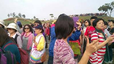 紀錄花毯節最美瞬間 百位鄉民凍結快閃