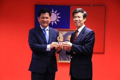 中市衛生局長升任衛福部醫管會執行長 林市長頒獎感謝並盼助市府與中央合作