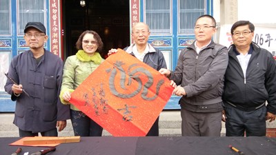 喜迎金雞年 書法家土牛客家文化館揮毫贈春聯