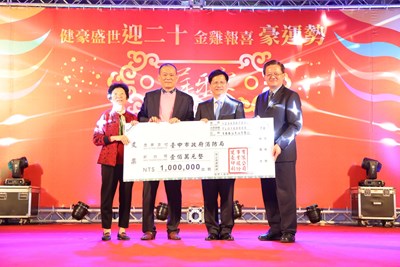 印刷事業捐100萬元購置消防頭盔  消防同仁救災多份保障