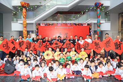 迎新揮毫贈春聯 林副市長與王羲之後代同獻祝福