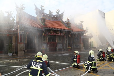 強化古蹟歷史建物公共安全 中市消防局萬和宮演練「三助」防救災體系