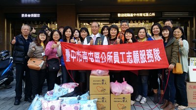 寒冬送暖 南屯公所與華山基金會為獨居長輩送年菜物資