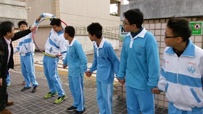 大甲順天國中環校人行道啟用 師生千人傳呼拉圈象徵與社區情感串聯