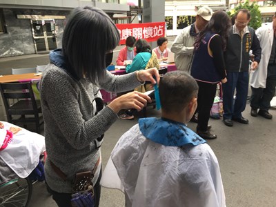 中市府邀日涵美髮義剪  助食物銀行受助戶喜迎新年