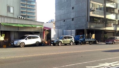 北屯區后庄北路騎樓地鐵皮圍籬 市府列違建將儘速拆除