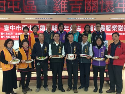 西屯區公所結合慈善團體、民間企業送愛心年菜 助社會弱勢度春節