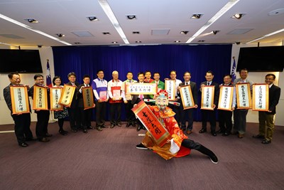 春節服務不打烊 中市府結合五大超商「愛心守護站」關懷弱勢