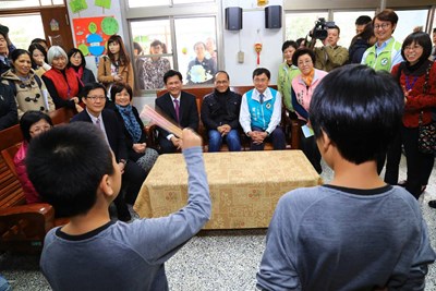 行政院長視察兒童之家 林市長建議中央將職訓往後延伸至22歲