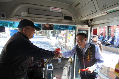 中市公車服務春節不打烊 交通局長慰勞司機辛勞 發放賀年紅包