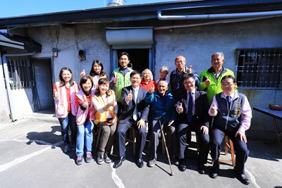 林市長年前送暖 關懷獨居長輩