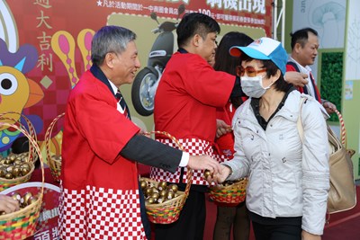 年節一中雞排10元促銷   張副市長發送金蛋紅包