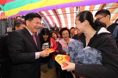 大年初一 林市長發3D互動紅包 民眾大排長龍