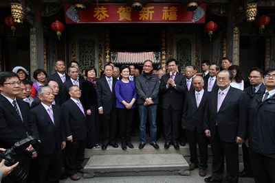 年初四行政院長與林市長萬和宮參香祈福發紅包 人潮絡繹不絕