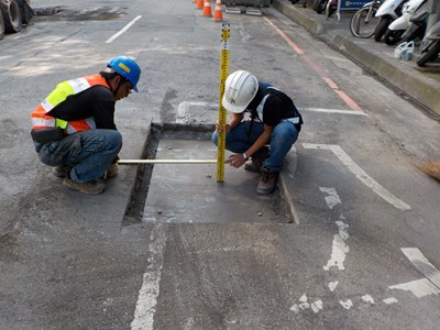 文心路路平孔蓋完成下地  首次成功納入寬頻網路