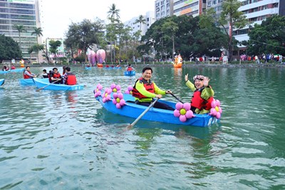 日月湖百年首度清淤整治完工   林市長、夫人划船遊湖