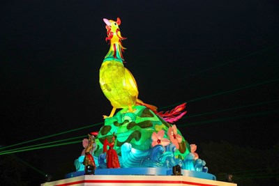 鳳凰展舞姿 中台灣元宵燈會 台中、清水兩大燈區熱鬧開幕