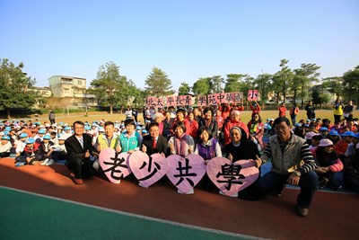 中市太平首所長青學苑 長輩與小學生共同歡喜開學
