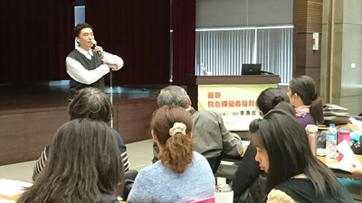 中市民政局邀台灣首位盲人律師授課 強化身心障礙服務