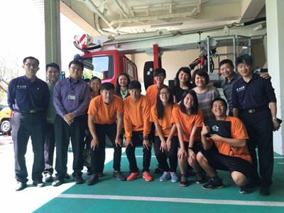 高中生體驗消防員日常勤務 大汗淋漓紛喊：「真的好辛苦！」