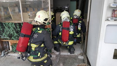 東海夜市狹小巷弄救災演練 提升消防員救災應變能力