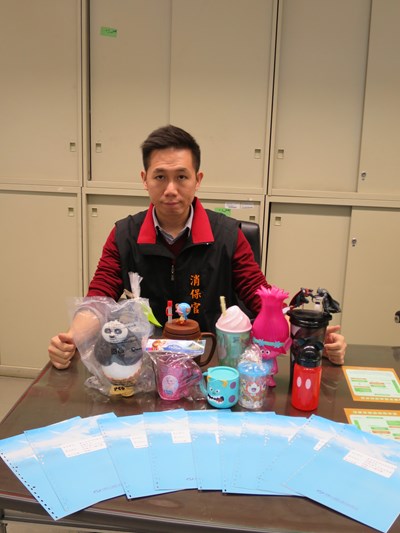中市消保官抽查電影造型塑膠杯 把關食品容器安全