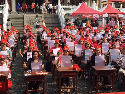 千名考生頭頂狀元帽赴台中趕考 性平大會考熱鬧開鑼