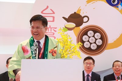 林市長東京身穿「水果裝」超吸睛 行銷台中花卉與水果