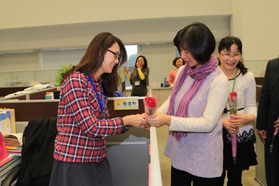 慶祝婦女節 林副市長送玫瑰花慰勞市府同仁