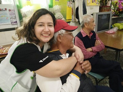 中市志工營獲國際青年熱烈迴響 首梯替梧棲南簡社區修土角厝