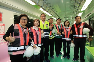 捷運綠線車廂內裝首度台中曝光 議員讚設計貼心