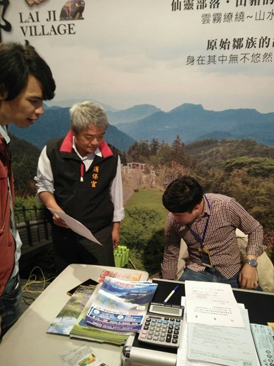 避免消費者再買到爭議旅遊行程 中市消保官主動稽查旅展被投訴業者攤位