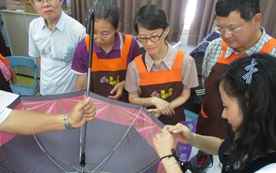 中市府維修咖啡館首度走進社區 教居民修雨傘